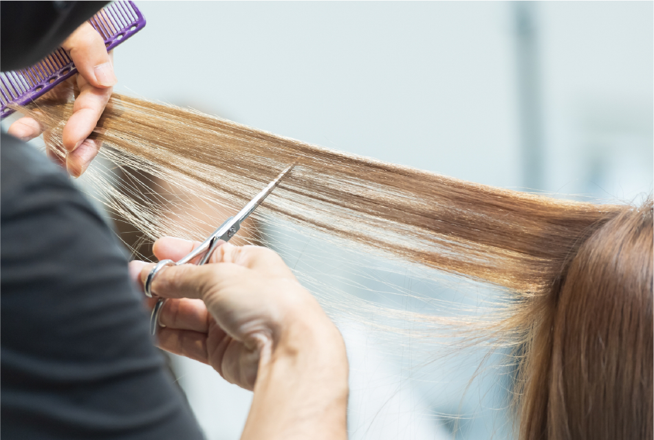 美容師がヘアカットをしている様子